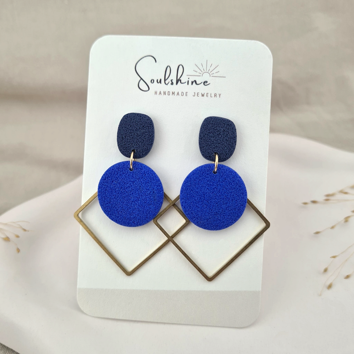 Produktansicht der Soulshine Statement-Ohrringe aus Polymer Clay. Hochwertig vergoldeter chirurgischer Edelstahl, hypoallergen.