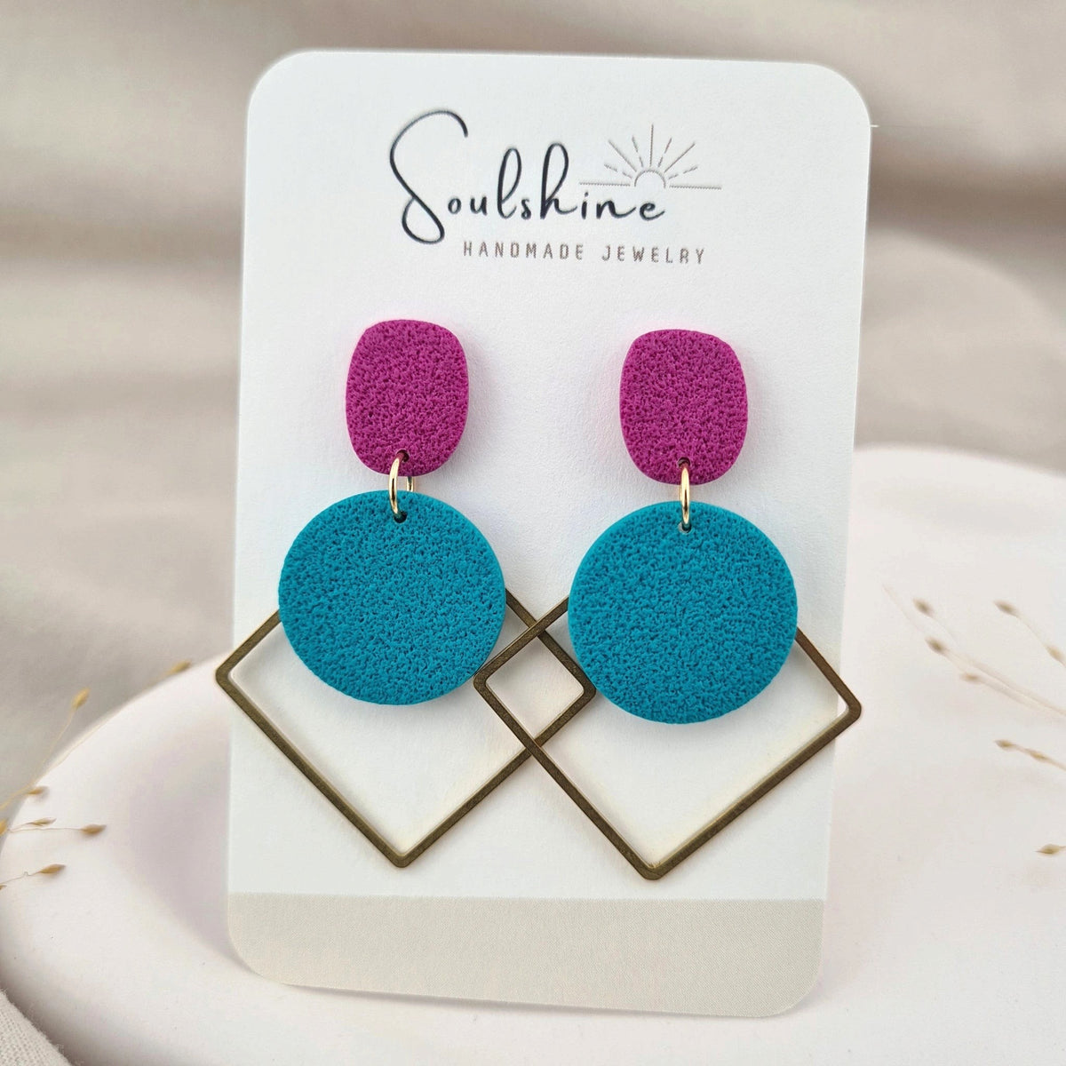Produktansicht der Soulshine Statement-Ohrringe aus Polymer Clay. Hochwertig vergoldeter chirurgischer Edelstahl, hypoallergen.