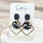 Produktansicht der Soulshine Statement-Ohrringe aus Polymer Clay. Hochwertig vergoldeter chirurgischer Edelstahl, hypoallergen.