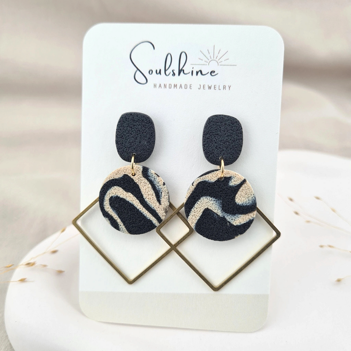 Produktansicht der Soulshine Statement-Ohrringe aus Polymer Clay. Hochwertig vergoldeter chirurgischer Edelstahl, hypoallergen.