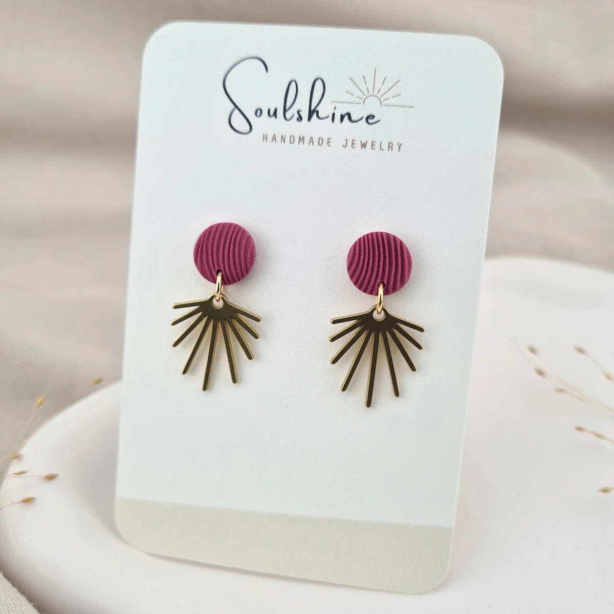 Produktansicht der Surya Statement-Ohrringe aus Polymer Clay. Hochwertig vergoldeter chirurgischer Edelstahl, hypoallergen.