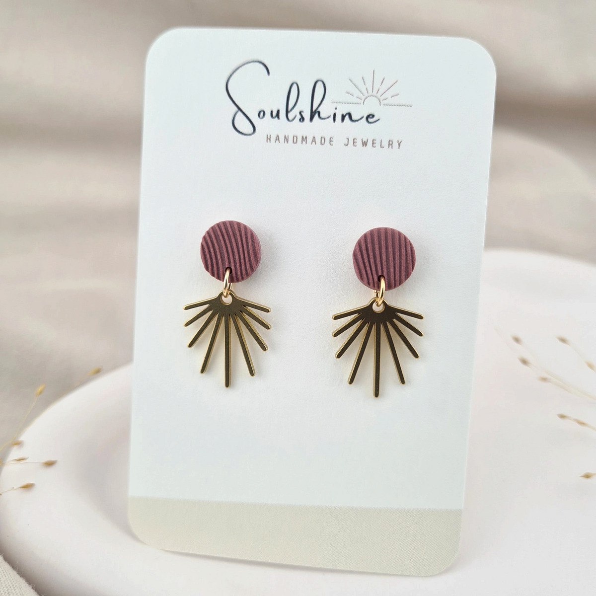 Produktansicht der Surya Statement-Ohrringe aus Polymer Clay. Hochwertig vergoldeter chirurgischer Edelstahl, hypoallergen.