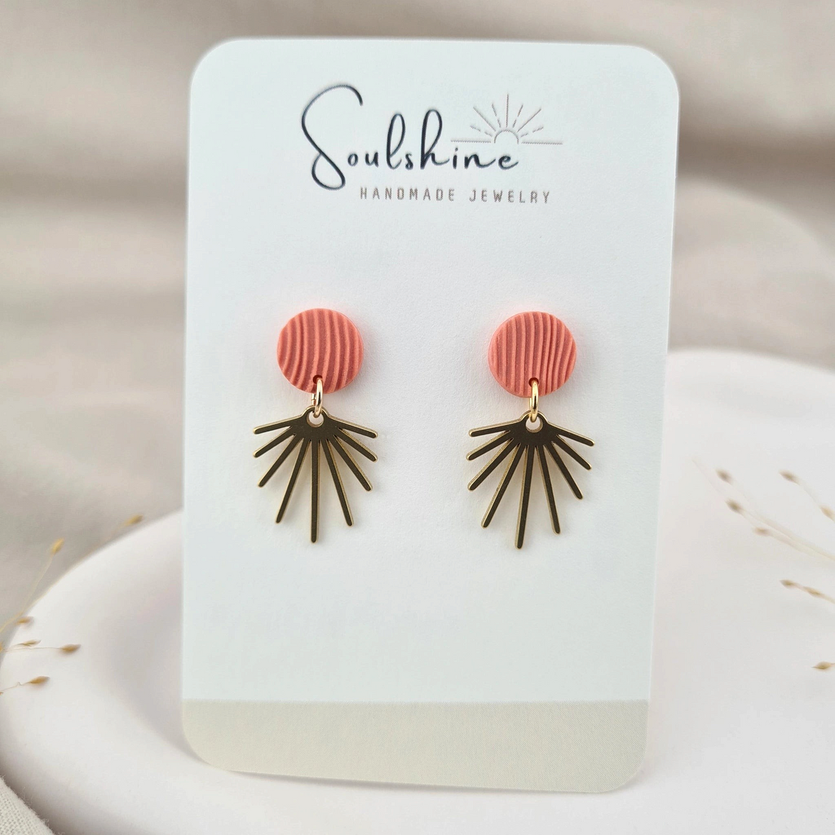Produktansicht der Surya Statement-Ohrringe aus Polymer Clay. Hochwertig vergoldeter chirurgischer Edelstahl, hypoallergen.