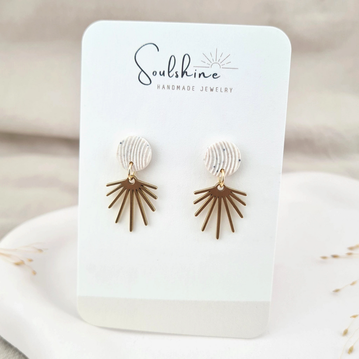 Produktansicht der Surya Statement-Ohrringe aus Polymer Clay. Hochwertig vergoldeter chirurgischer Edelstahl, hypoallergen.