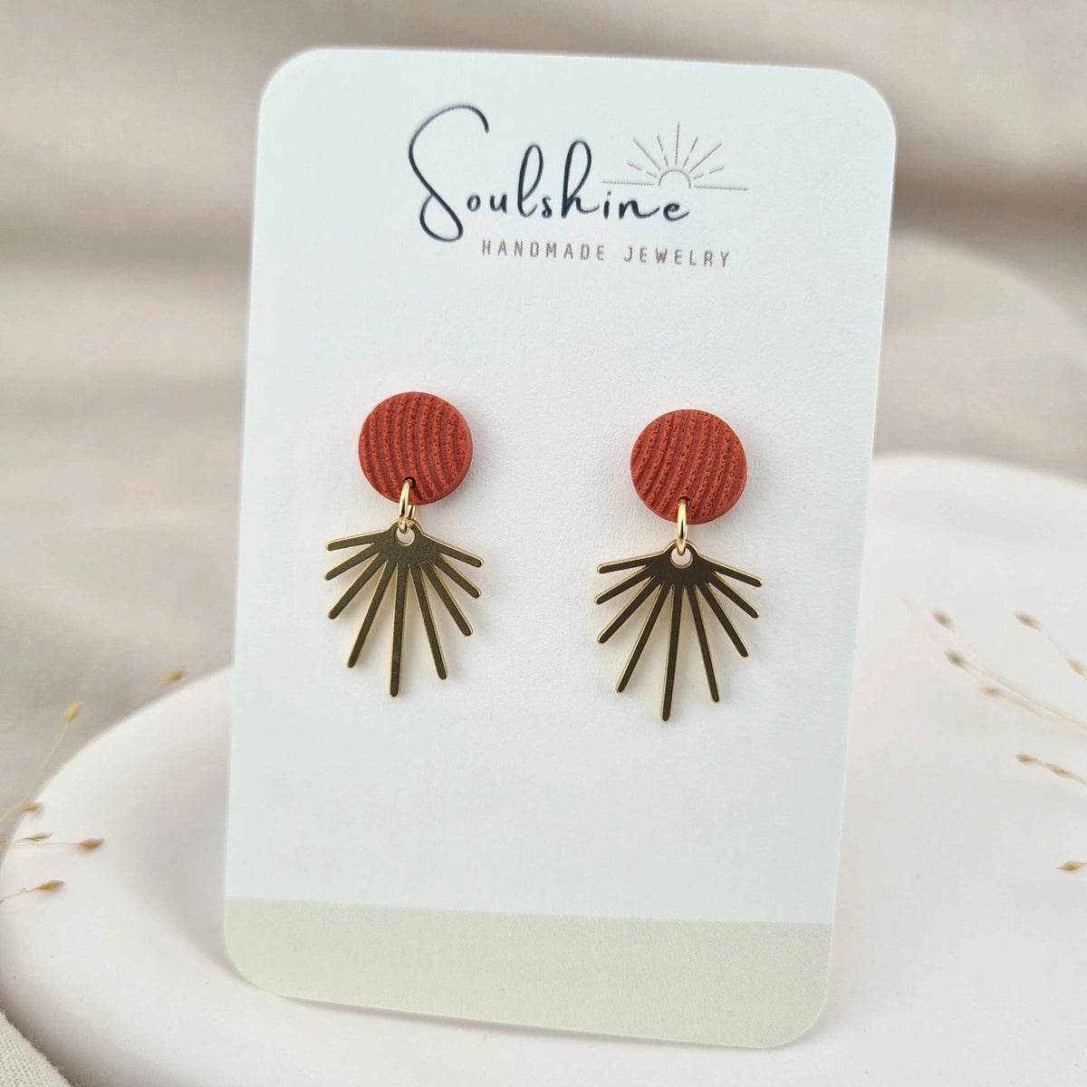 Produktansicht der Surya Statement-Ohrringe aus Polymer Clay. Hochwertig vergoldeter chirurgischer Edelstahl, hypoallergen.