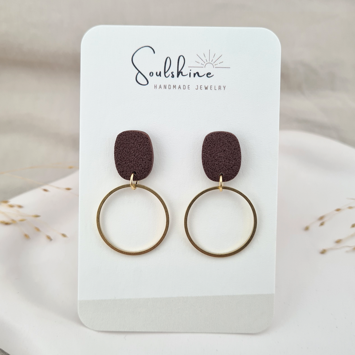 Produktansicht der Velvet Statement-Ohrringe aus Polymer Clay. Hochwertig vergoldeter chirurgischer Edelstahl, hypoallergen.