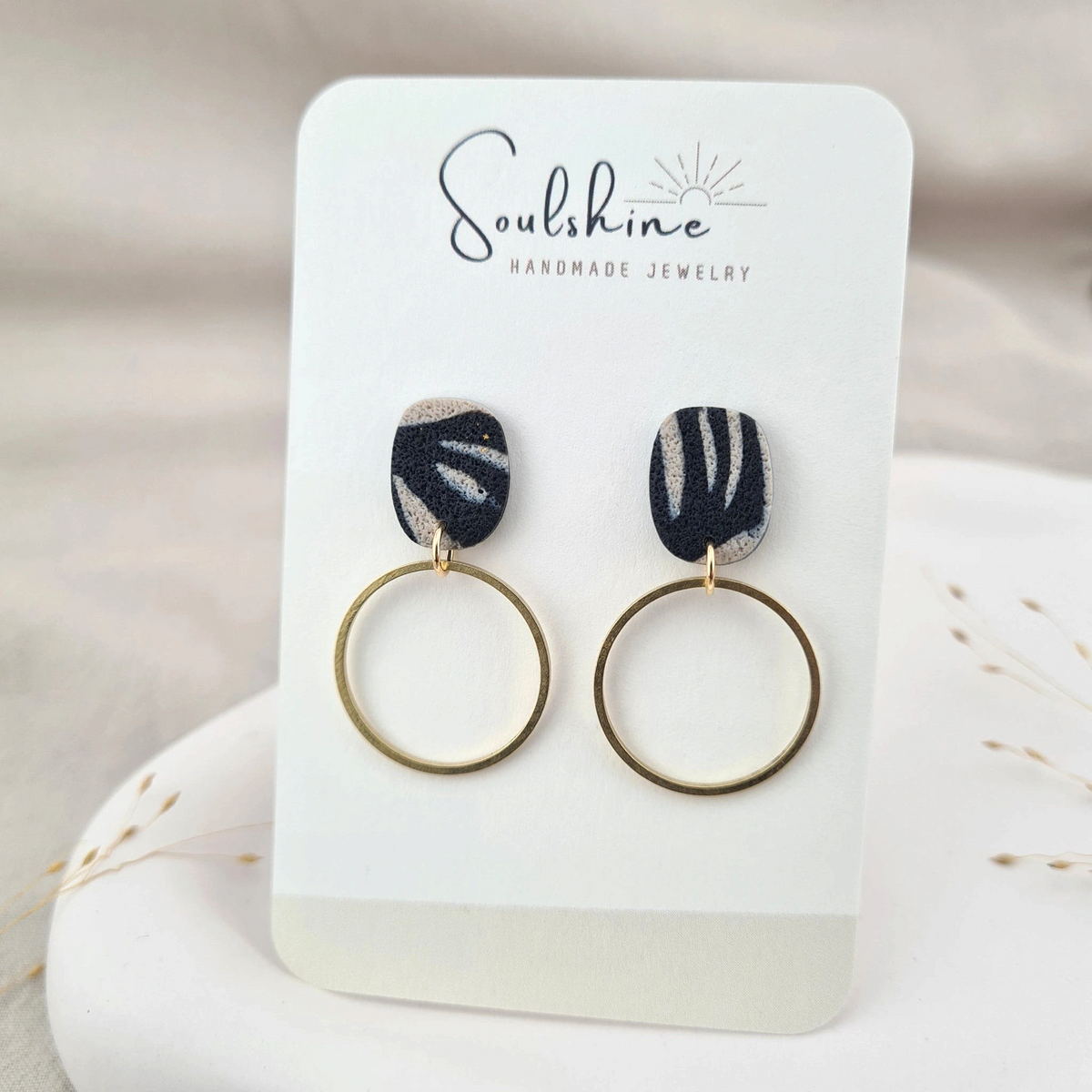 Produktansicht der Velvet Statement-Ohrringe aus Polymer Clay. Hochwertig vergoldeter chirurgischer Edelstahl, hypoallergen.